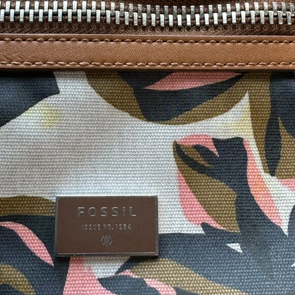 Fossil floral sling bag with front zippered pocket - Picture 3 of 7